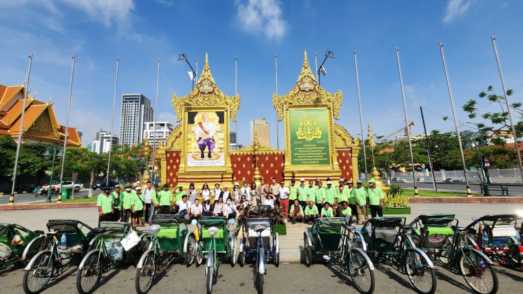 Cyclos in front of the place