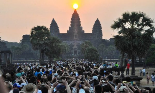 Turism-in-Angkor-wat.jpg