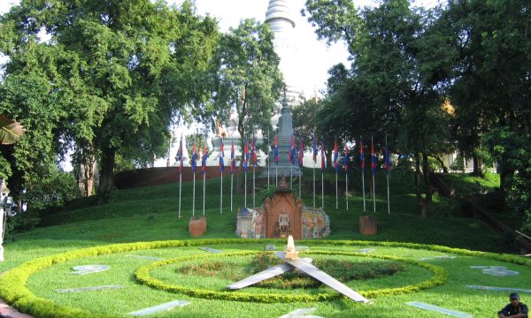 WatPhnom_PhnomPenh_2005_2.jpg